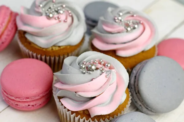 Macarons Roses Gris Avec Cupcakes Sur Fond Bois — Photo