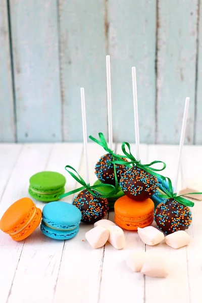 Macarons Colorés Avec Éclats Gâteau Chocolat Guimauves Sur Fond Bois — Photo