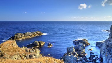 Kayalık kıyısında güzel manzara