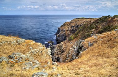 Kayalık kıyısında güzel manzara
