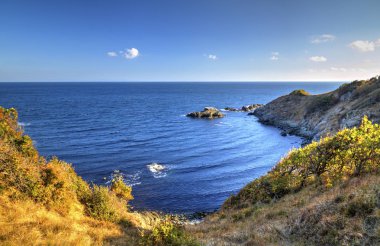 Kayalık kıyısında güzel manzara