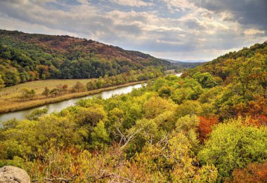 Güzel manzara nehir dağ ile