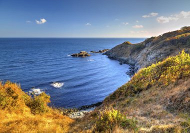 Kayalık kıyısında güzel manzara