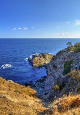 Kayalık kıyısında güzel manzara