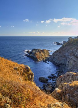 Kayalık kıyısında güzel manzara