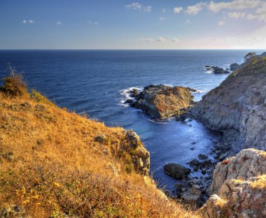 Kayalık kıyısında güzel manzara