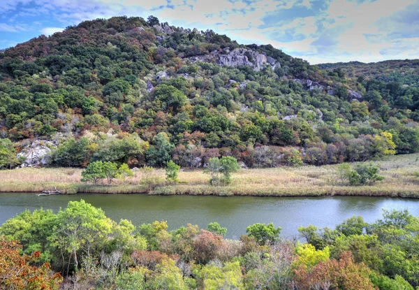 Schöne Landschaft Mit Fluss Gebirge — Stockfoto