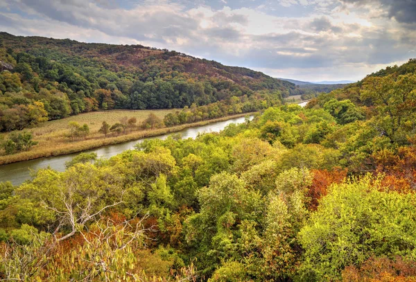 Schöne Landschaft Mit Fluss Gebirge — Stockfoto