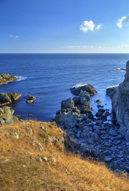 Kayalık kıyısında güzel manzara