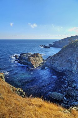 Kayalık kıyısında güzel manzara