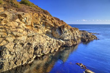 Kayalık kıyısında güzel manzara