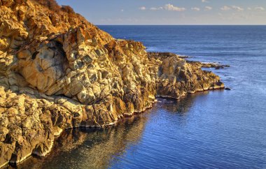 Kayalık kıyısında güzel manzara