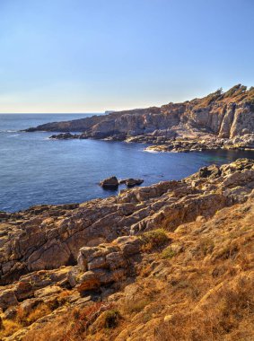 Kayalık kıyısında güzel manzara