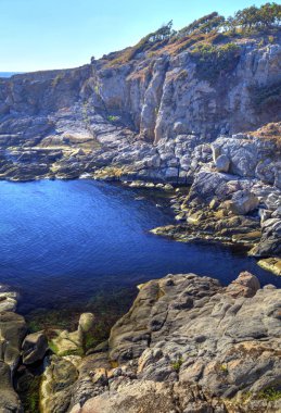 Kayalık kıyısında güzel manzara