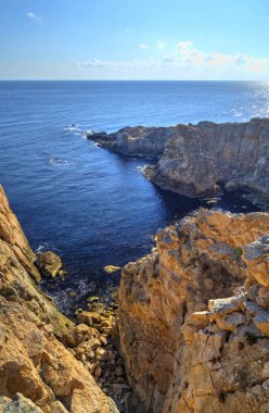 Kayalık kıyısında güzel manzara