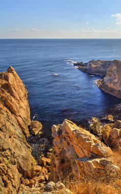 Kayalık kıyısında güzel manzara