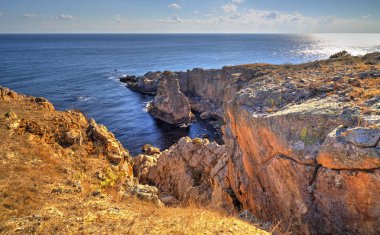 Kayalık kıyısında güzel manzara