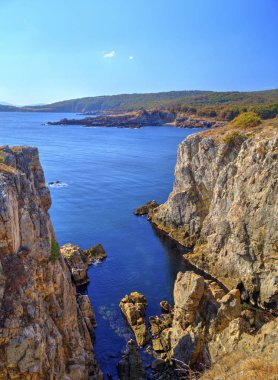 Kayalık kıyısında güzel manzara