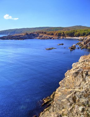 Kayalık kıyısında güzel manzara