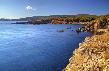 Kayalık kıyısında güzel manzara