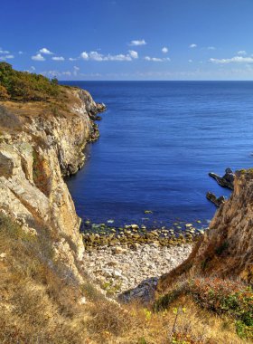 Kayalık kıyısında güzel manzara