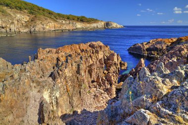 Kayalık kıyısında güzel manzara