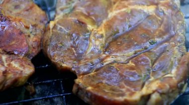 Barbekü portre üzerinde taze et kavurma