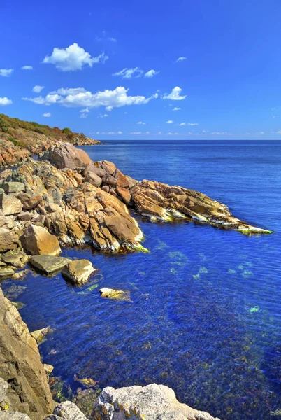 美丽的风景 多岩石的海岸上 — 图库照片