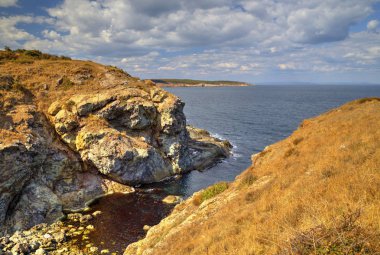 Kayalık kıyısında güzel manzara