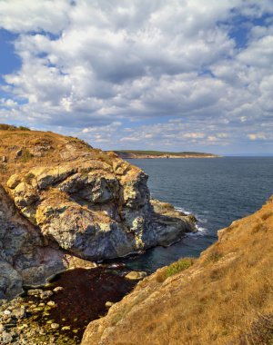 Kayalık kıyısında güzel manzara