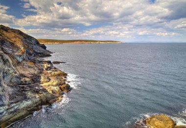 Kayalık kıyısında güzel manzara