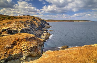 Kayalık kıyısında güzel manzara