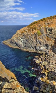 Kayalık kıyısında güzel manzara