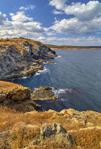 Kayalık kıyısında güzel manzara