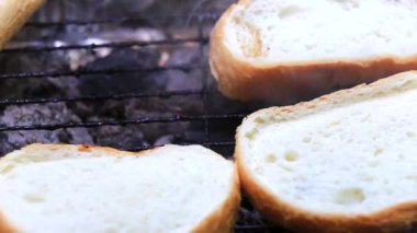 Ekmek ızgara portre üzerinde