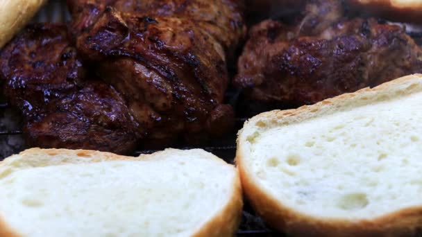 烤面包和新鲜肉在烧烤特写 — 图库视频影像