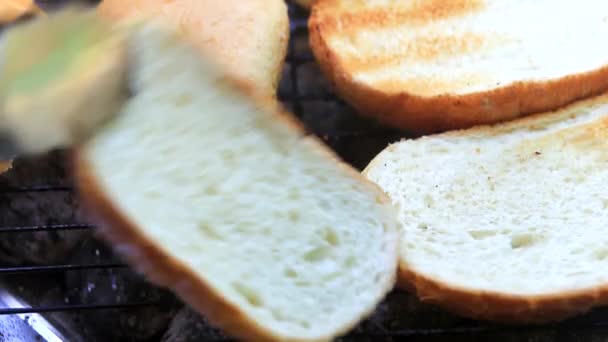烤面包在烧烤特写 — 图库视频影像