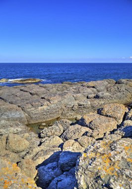 Kayalık kıyısında güzel manzara