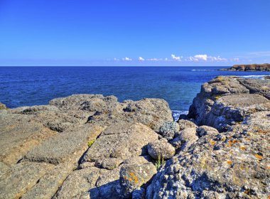 Kayalık kıyısında güzel manzara