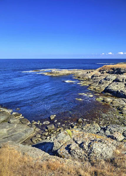 美丽的风景 多岩石的海岸上 — 图库照片
