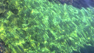 Deniz suyundaki yansımalar ile güzel arka plan