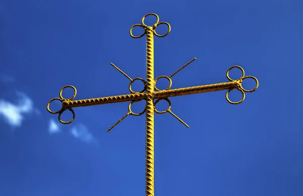 Металевий Хрест Блакитному Небі — стокове фото