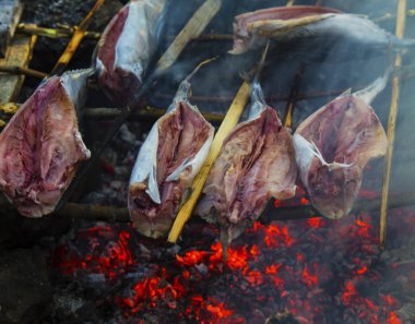 Kavurma balık ateşe yakın çekim