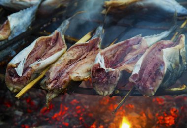 Kavurma balık ateşe yakın çekim