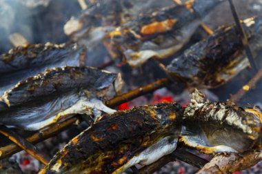 Kavurma balık ateşe yakın çekim