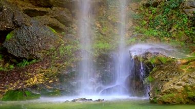 Dağdaki güzel şelale