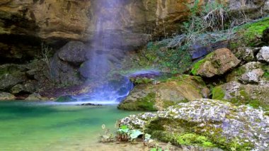 Dağdaki güzel şelale