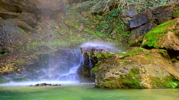 Schöner Wasserfall Berg — Stockvideo