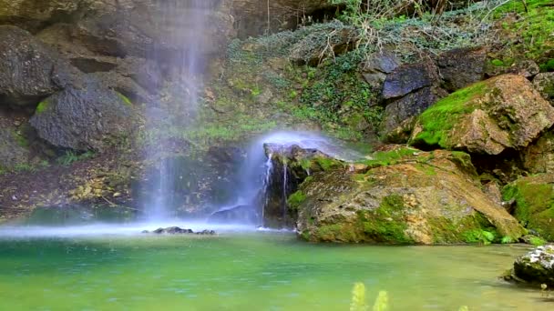 高山上美丽的瀑布 — 图库视频影像