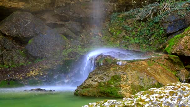 高山上美丽的瀑布 — 图库视频影像
